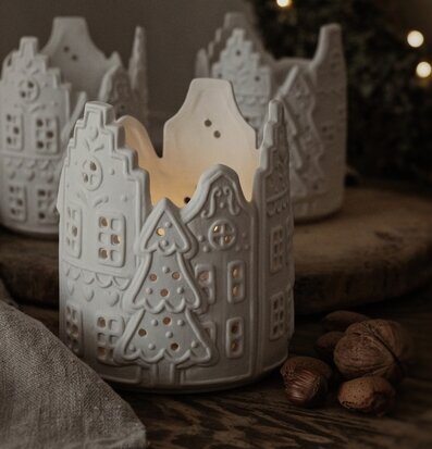 Foto av en stämningsfull interiör med ljushållare