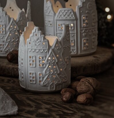 Bild av eleganta ljushållare för en mysig hemmamiljö