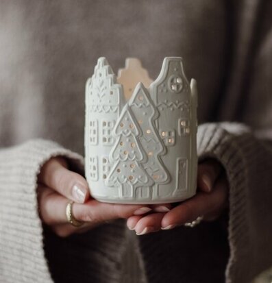 Bild av dekorativ ljushållare i keramik med vintermotiv