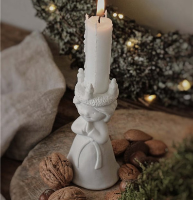 Bild av ljushållare med luciatema och rustik dekoration