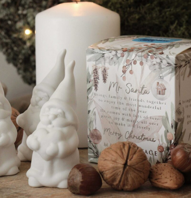 Bild av inbjudande juldekorationer och mysig atmosfär