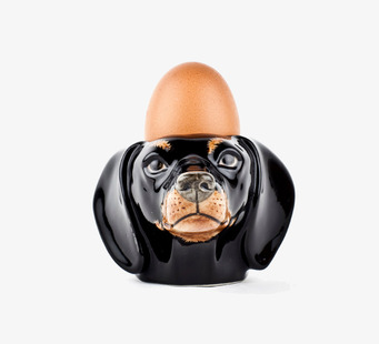 Bild av en taxformad äggkopp i keramik med detaljer