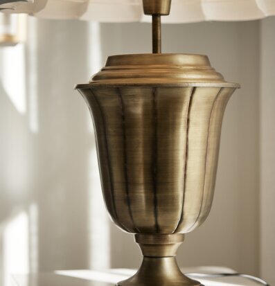 Bild av elegant lampfot i antik mässing och tidlös design