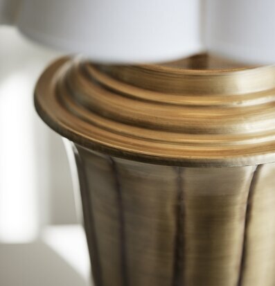 Bild av elegant lampfot i antik mässing för heminredning