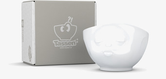 Bild av stilren porslinsskål med ansikte och pussande läppar