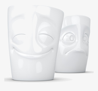 Bild av charmfullt muggpar med unika ansiktsuttryck