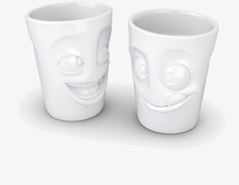 Bild av två lekfulla och eleganta muggar i vitt porslin