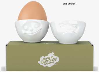 Foto av vita äggkoppar med kreativ design och uttryck