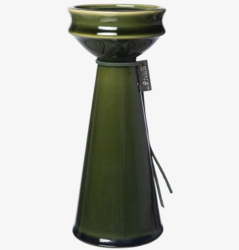 Bild av en stilren vas med unik form och djup färg