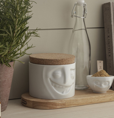 Bild av hemtrevligt kök med lekfull porslinsdesign