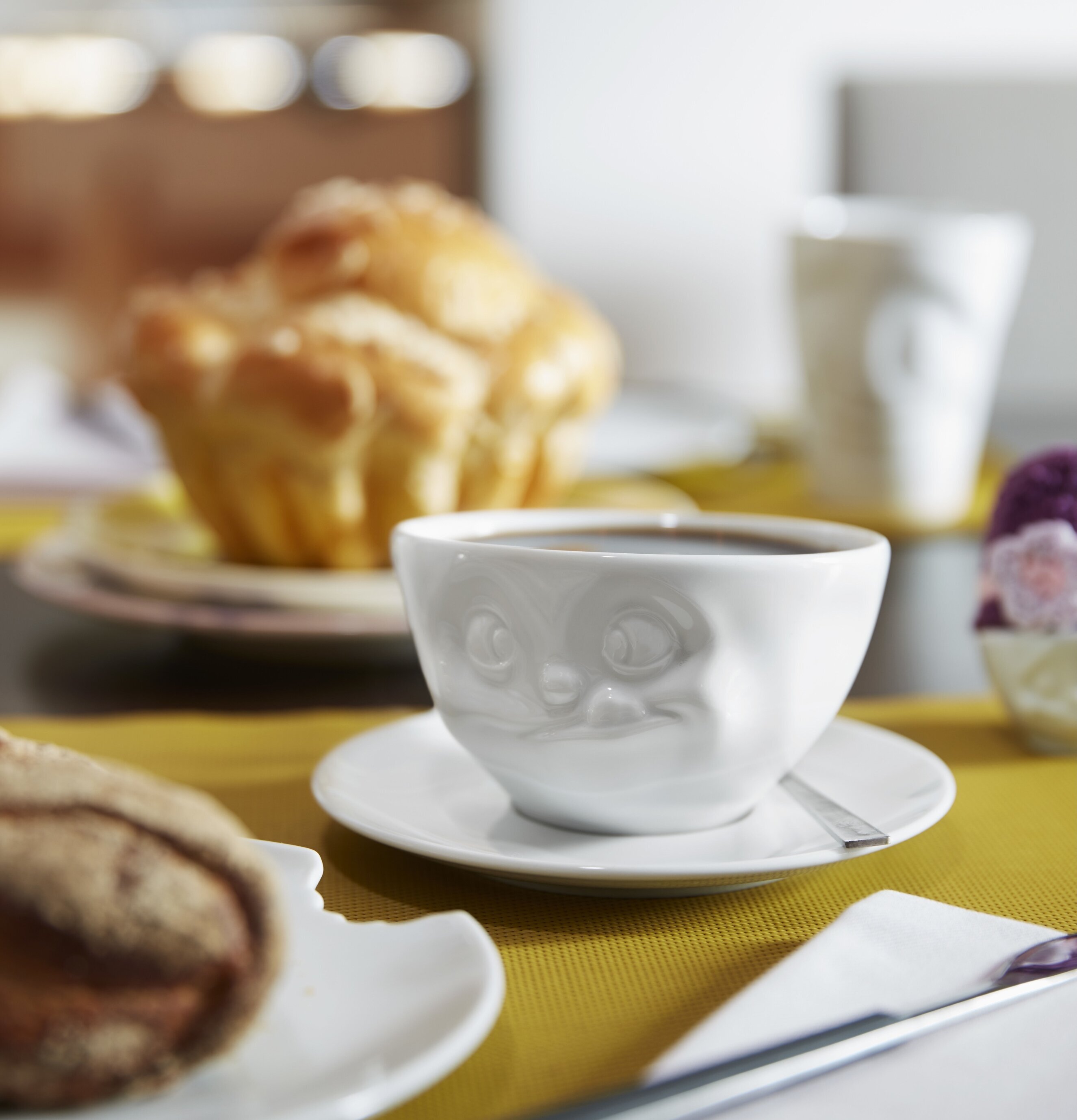 Bild av inbjudande frukostscen med stil och komfort