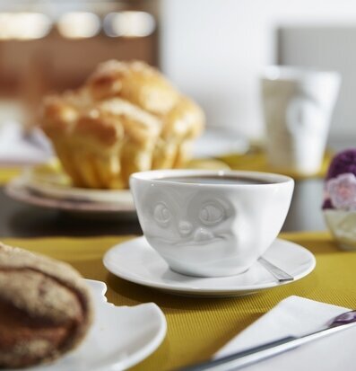 Bild av inbjudande frukostscen med stil och komfort