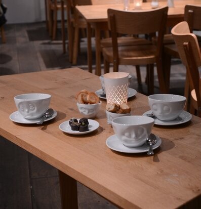 Bild av en mysig inredning med lekfulla kaffekoppar