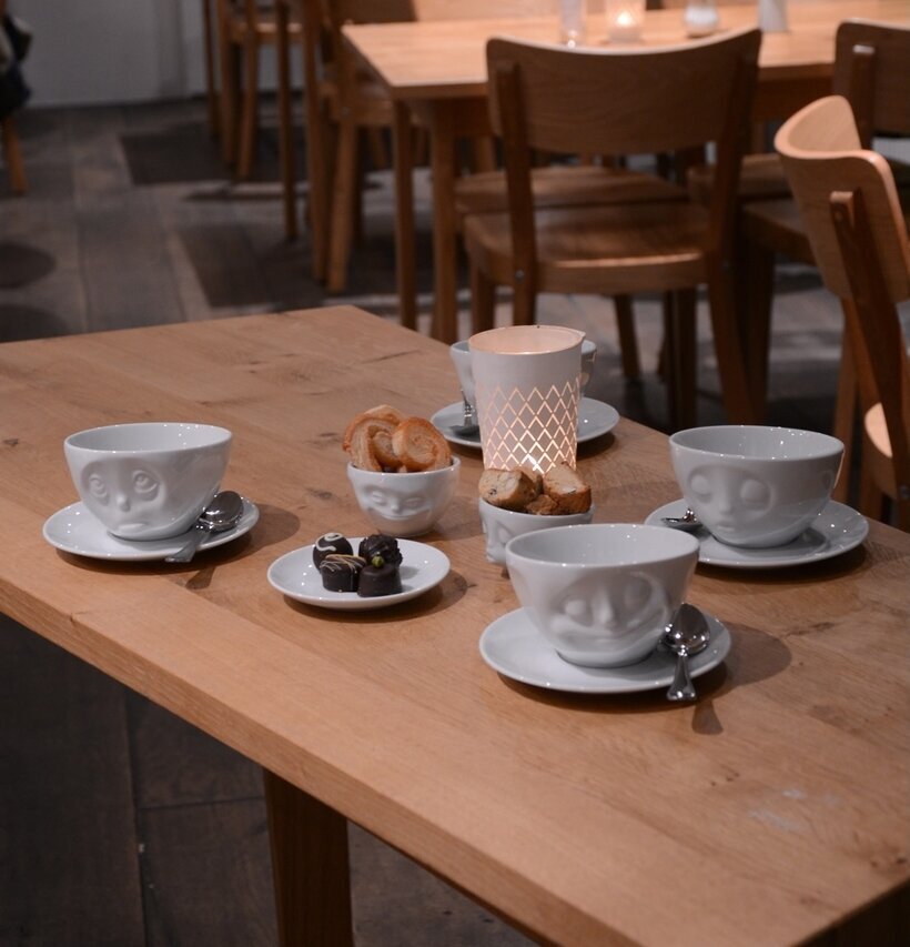 Kaffekopp Med Fat - Glad Bedjande Tassen Muggar/koppar i porslin, keramik, papper eller biologiskt material organiskt