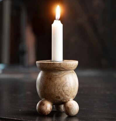 Bild av unik ljusstake med trädetaljer och stilren form