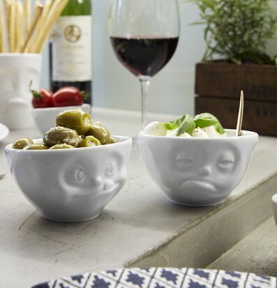 Bild av ett stilfullt dukat bord med porslinsskålar