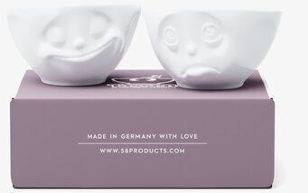 Bild av två porslinsskålar med uttrycksfulla ansikten