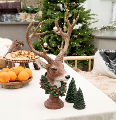 Bild av hemtrevlig inredning med hjort och juldekorationer