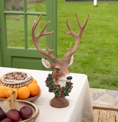 Bild av dekorativ hjort med krans och vintertema
