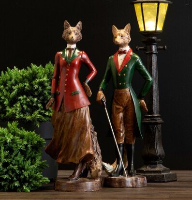 Bild av charmiga rävfigurer i elegant inredningsmiljö