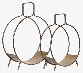 Foto av stilfullt och funktionellt vedställ i antik finish