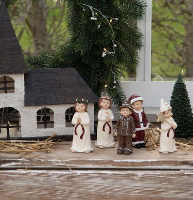 Bild av traditionellt luciatåg i julig och hemtrevlig miljö