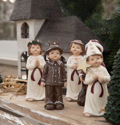 Bild av Luciatåg med figurer i traditionell julmiljö