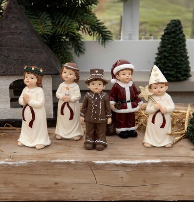 Bild av charmigt luciatåg med traditionella figurer