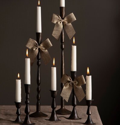 Bild av stämningsfulla ljusstakar i elegant inredning