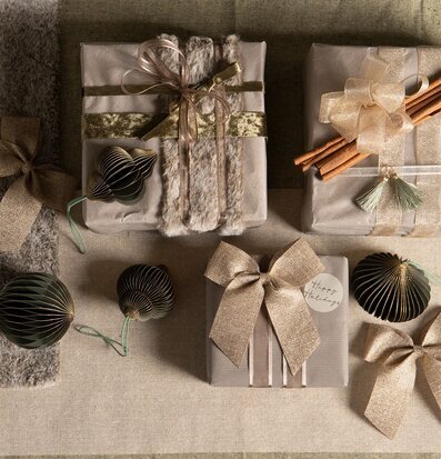Bild av eleganta julklappar i jordnära toner och texturer