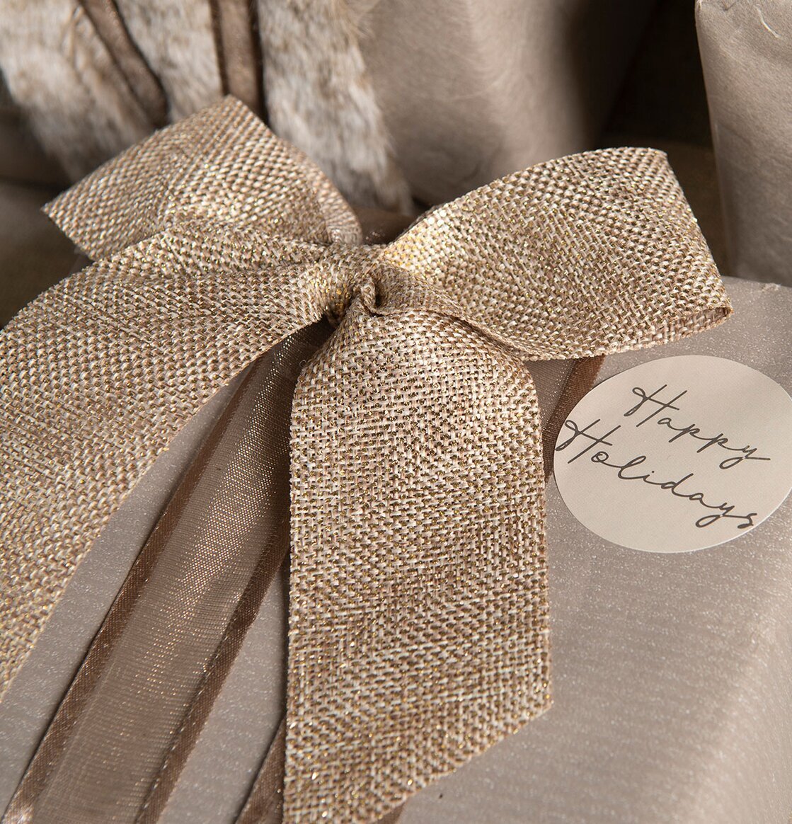 Bild av elegant presentinslagning och festlig dekoration