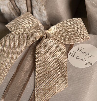 Bild av elegant presentinslagning och festlig dekoration