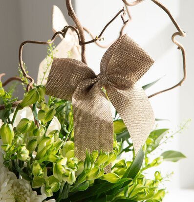 Foto av harmonisk inredning med metallisk och naturlig stil