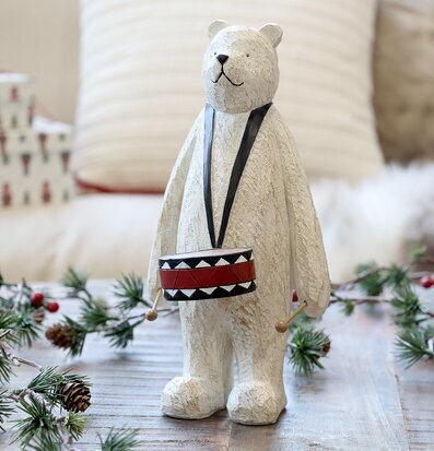 Bild av björnfigur med trumma i hemtrevlig miljö