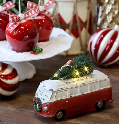 Bild av julscen med vintagebuss och festliga dekorationer