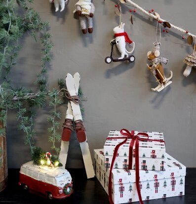 Bild av juldekorationer med minibuss och filtdjur
