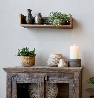 Bild av harmonisk inomhusmiljö med trä och keramik