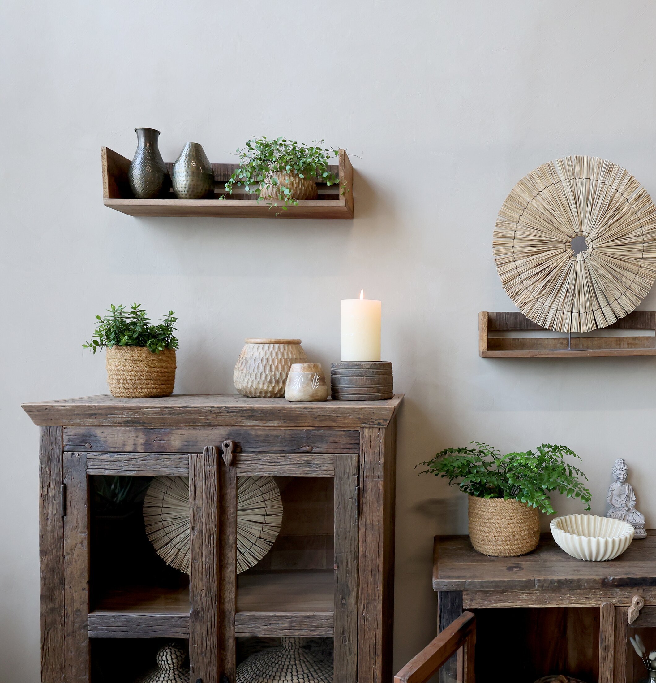 Bild av harmoniskt rum med rustika och naturliga detaljer