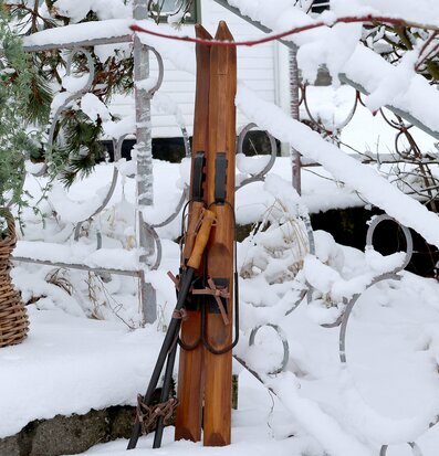 Bild av vintage skidor och vinterlandskapets harmoni