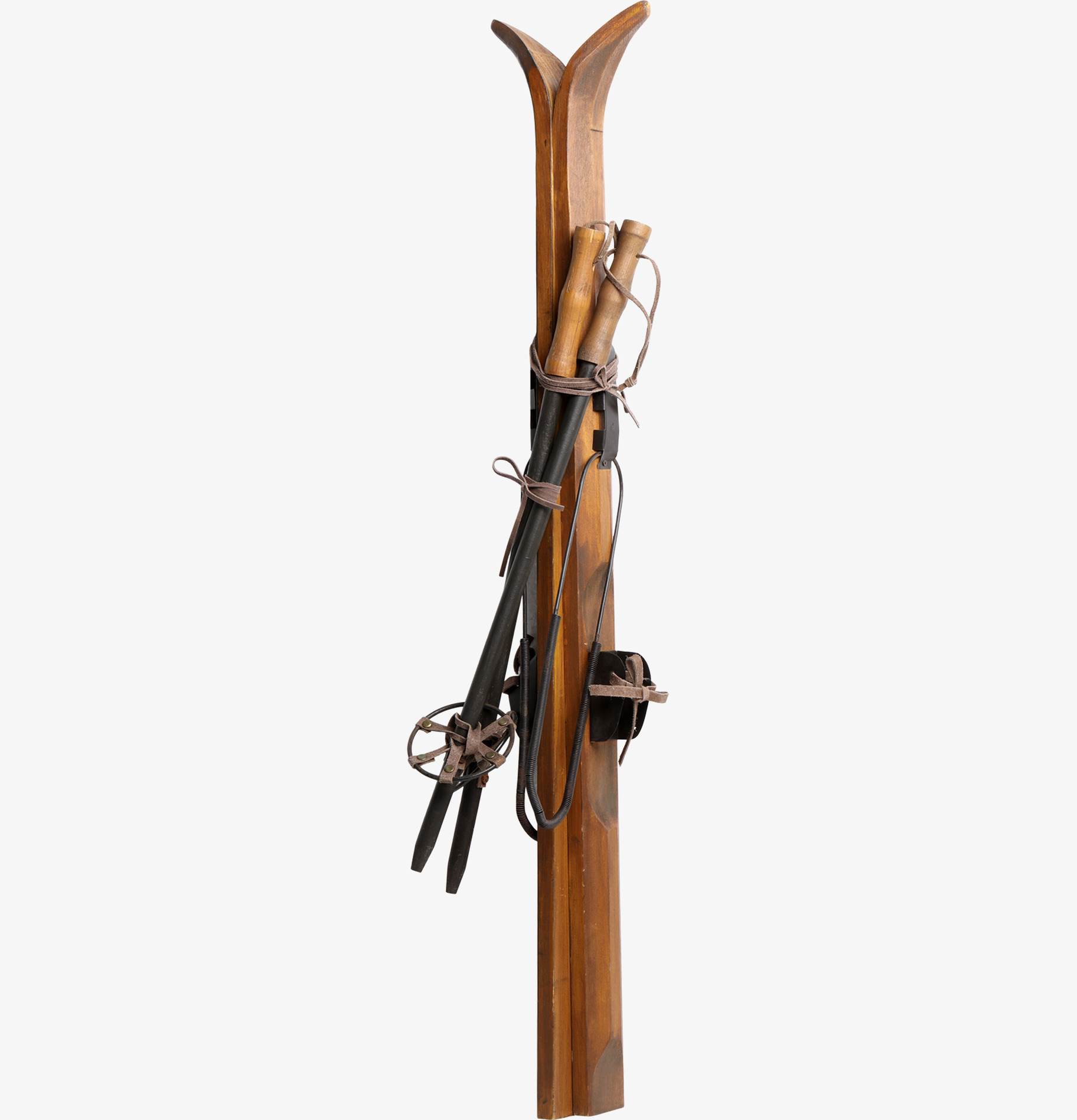 Foto av nostalgiska vintage skidor och stavar i trä