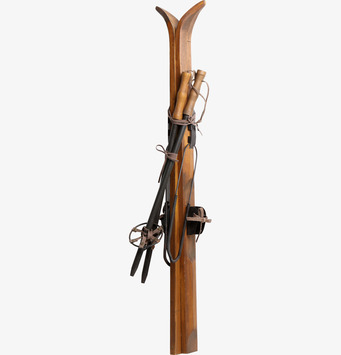 Foto av nostalgiska vintage skidor och stavar i trä