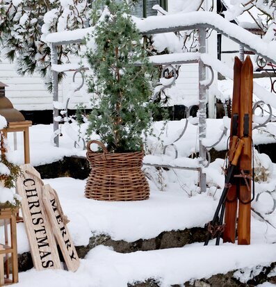 Bild av charmigt vinterlandskap med festlig glädje