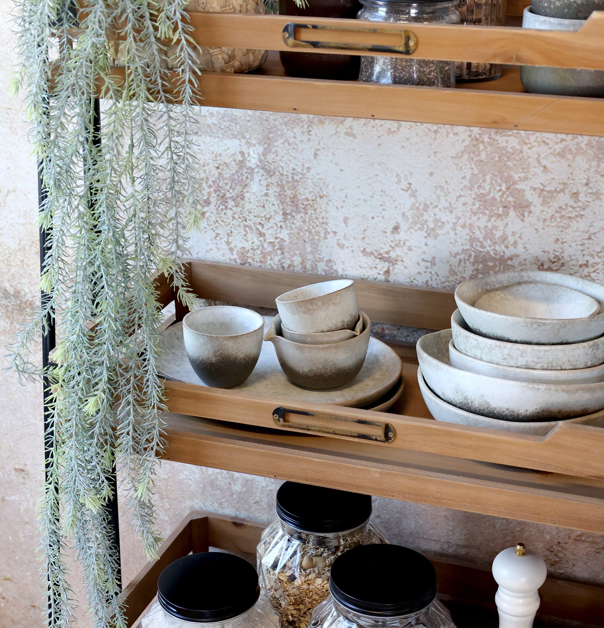 Bild av hylla med dekorativa och praktiska föremål