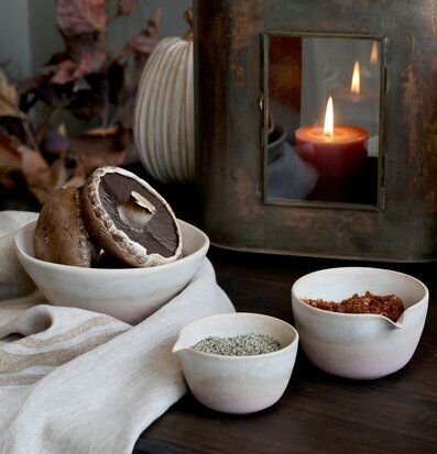 Bild av harmonisk inredning med skålar och ljuslyktor