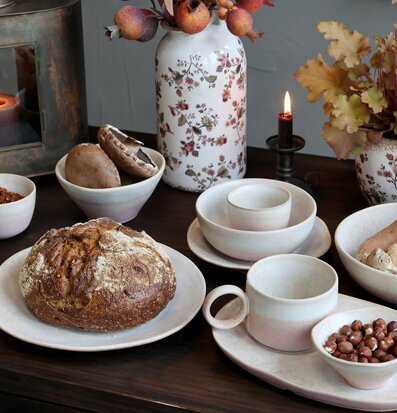 Bild av harmonisk dukning med naturliga färgtoner