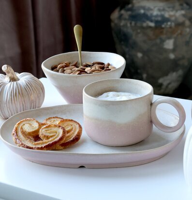 Bild av stilfullt bordsarrangemang med eleganta detaljer