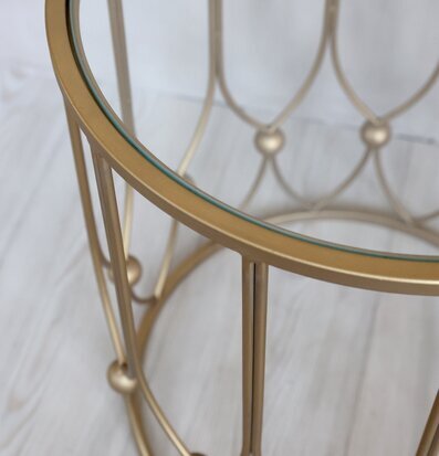 Bild av elegant sidobord med glasskiva och metallram