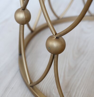 Foto av elegant sidobord med gyllene metallstruktur