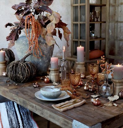 Bild av höstinspirerad bordsdukning med naturliga färger