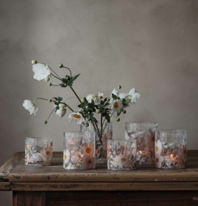 Bild av harmonisk inredning med ljuslyktor och blommor